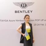 Rika Izumi Instagram - ベントレーの日本上陸60周年を記念する特別なモデル "ベンテイガ アズール ニンバス コレクション "のイベントへ伺いました。 雨雲からインスピレーションされたクラウドグレーが採用された、スポーティーでラグジュアリーな日本限定10台のスペシャルモデル✨ 刺繍が施されたシートや、車内のラグジュアリーなインテリアに魅了されてきました。 明日まで六本木ヒルズカフェスペースにて開催されています。 @bentleymotors_japan #ベントレー #ベンテイガ #PR