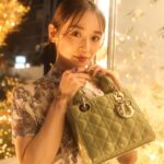 Rika Izumi Instagram - 光り輝く豪華なDiorのホリデーポップアップ✨ バタフライをあしらったドレスを着て、 美しいイルミネーションの中でクリスマス気分に浸らせていただきました🦋 2024年クルーズコレクションのテーマでもあるバタフライが装飾された店内には、新作アイテムやクリスマスアイテムが並んでいました。 12/25まで開催されています🎄 @Dior #DiorCruise #ディオールホリデーポップアップ #ディオールファインジュエリー#PR