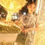 Rika Izumi Instagram - 光り輝く豪華なDiorのホリデーポップアップ✨ バタフライをあしらったドレスを着て、 美しいイルミネーションの中でクリスマス気分に浸らせていただきました🦋 2024年クルーズコレクションのテーマでもあるバタフライが装飾された店内には、新作アイテムやクリスマスアイテムが並んでいました。 12/25まで開催されています🎄 @Dior #DiorCruise #ディオールホリデーポップアップ #ディオールファインジュエリー#PR