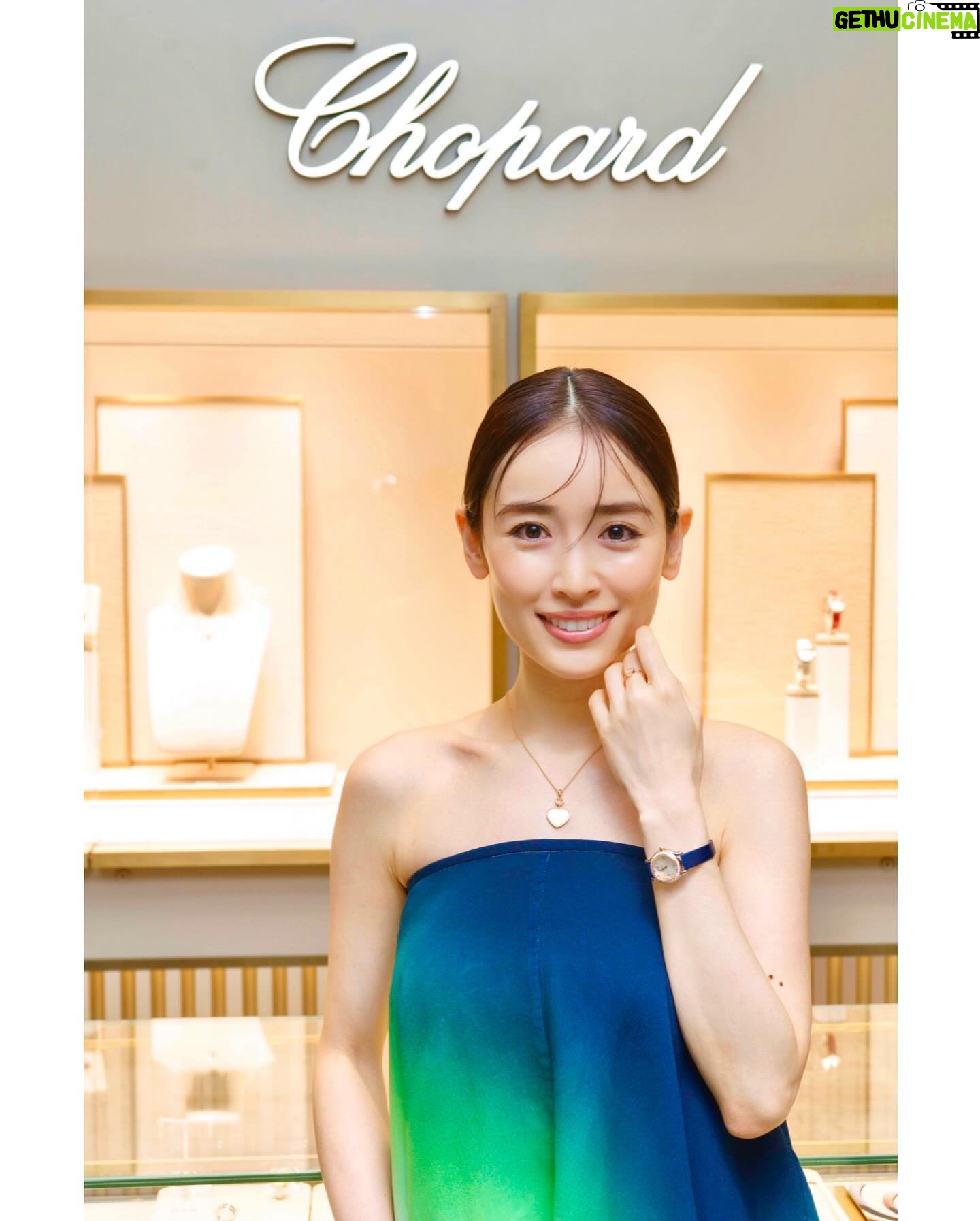 Rika Izumi Instagram - スイスのラグジュアリーウォッチ&ジュエリーブランドが揃う"TimeVallée" 4月26日に日本初のブティックが麻布台ヒルズにオープンしたのでお邪魔しました。 11ものラグジュアリーメゾンの時計とジュエリーが並ぶ店内は、柔らかいシャンパンゴールドの光に包まれた素敵な雰囲気✨ 時計を身につけて、ラグジュアリーなひとときを過ごせました。 @timevallee @timevallee_azabudai #timevallee#timevallee_azabudai #chopard#iwc#jaegerlecoultre #piaget #vacheronconstatin #PR