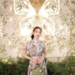 Rika Izumi Instagram - 光り輝く豪華なDiorのホリデーポップアップ✨ バタフライをあしらったドレスを着て、 美しいイルミネーションの中でクリスマス気分に浸らせていただきました🦋 2024年クルーズコレクションのテーマでもあるバタフライが装飾された店内には、新作アイテムやクリスマスアイテムが並んでいました。 12/25まで開催されています🎄 @Dior #DiorCruise #ディオールホリデーポップアップ #ディオールファインジュエリー#PR