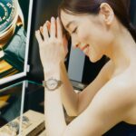 Rika Izumi Instagram - スイスのラグジュアリーウォッチ＆ジュエリーブランドが揃う"TimeVallée" 4月26日に日本初のブティックが麻布台ヒルズにオープンしたのでお邪魔しました。 11ものラグジュアリーメゾンの時計とジュエリーが並ぶ店内は、柔らかいシャンパンゴールドの光に包まれた素敵な雰囲気✨ 時計を身につけて、ラグジュアリーなひとときを過ごせました。 @timevallee @timevallee_azabudai #timevallee#timevallee_azabudai #chopard#iwc#jaegerlecoultre #piaget #vacheronconstatin #PR