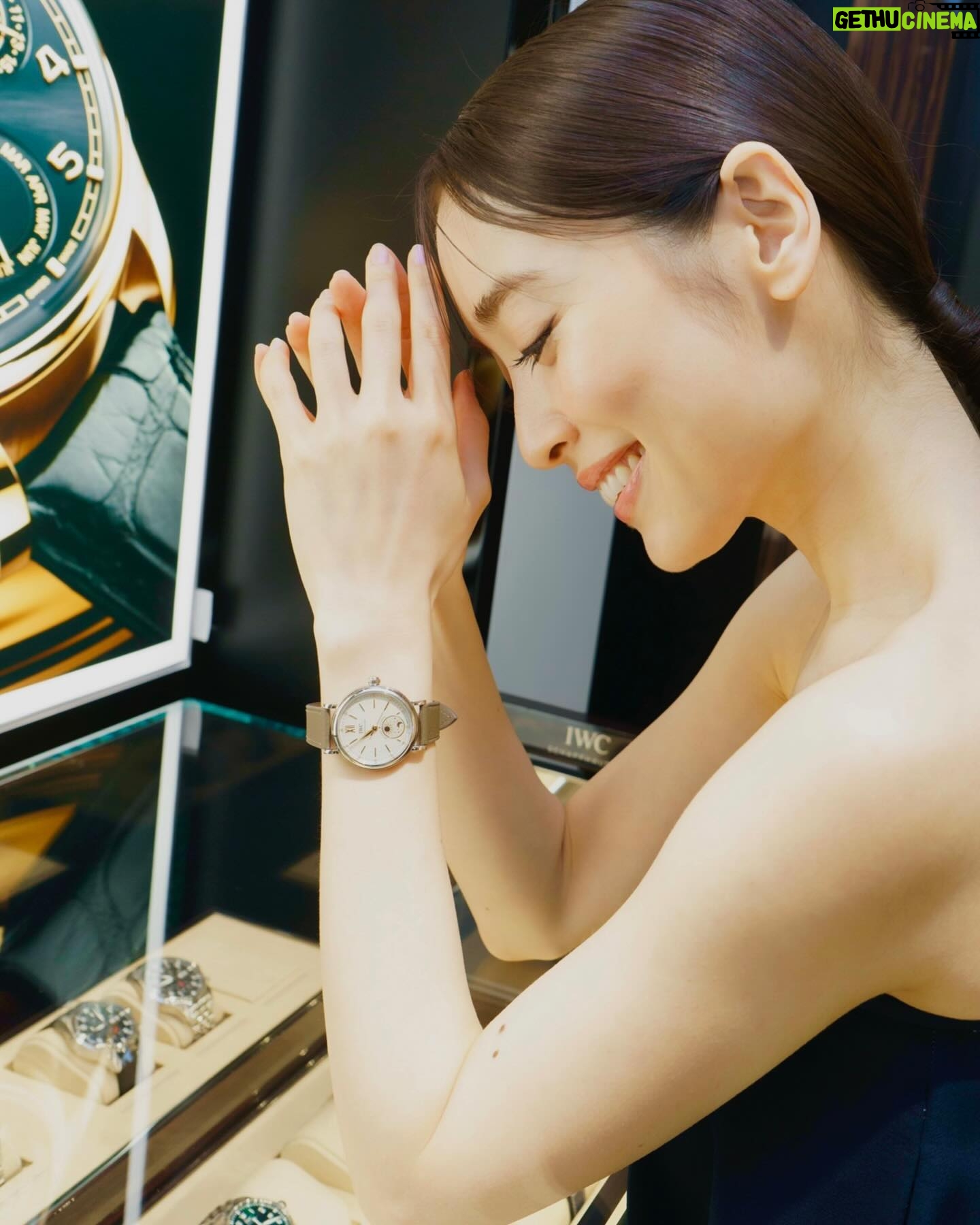 Rika Izumi Instagram - スイスのラグジュアリーウォッチ&ジュエリーブランドが揃う"TimeVallée" 4月26日に日本初のブティックが麻布台ヒルズにオープンしたのでお邪魔しました。 11ものラグジュアリーメゾンの時計とジュエリーが並ぶ店内は、柔らかいシャンパンゴールドの光に包まれた素敵な雰囲気✨ 時計を身につけて、ラグジュアリーなひとときを過ごせました。 @timevallee @timevallee_azabudai #timevallee#timevallee_azabudai #chopard#iwc#jaegerlecoultre #piaget #vacheronconstatin #PR