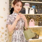Rika Izumi Instagram - 光り輝く豪華なDiorのホリデーポップアップ✨ バタフライをあしらったドレスを着て、 美しいイルミネーションの中でクリスマス気分に浸らせていただきました🦋 2024年クルーズコレクションのテーマでもあるバタフライが装飾された店内には、新作アイテムやクリスマスアイテムが並んでいました。 12/25まで開催されています🎄 @Dior #DiorCruise #ディオールホリデーポップアップ #ディオールファインジュエリー#PR