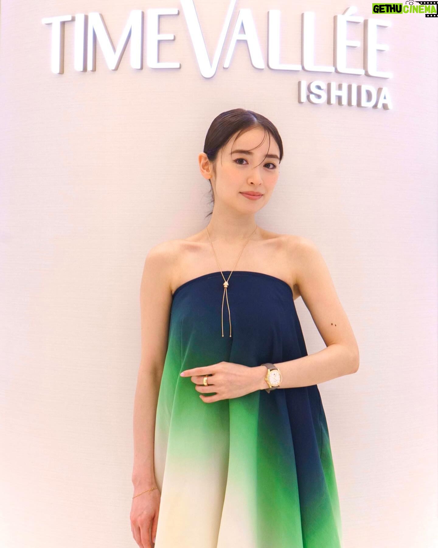 Rika Izumi Instagram - スイスのラグジュアリーウォッチ&ジュエリーブランドが揃う"TimeVallée" 4月26日に日本初のブティックが麻布台ヒルズにオープンしたのでお邪魔しました。 11ものラグジュアリーメゾンの時計とジュエリーが並ぶ店内は、柔らかいシャンパンゴールドの光に包まれた素敵な雰囲気✨ 時計を身につけて、ラグジュアリーなひとときを過ごせました。 @timevallee @timevallee_azabudai #timevallee#timevallee_azabudai #chopard#iwc#jaegerlecoultre #piaget #vacheronconstatin #PR