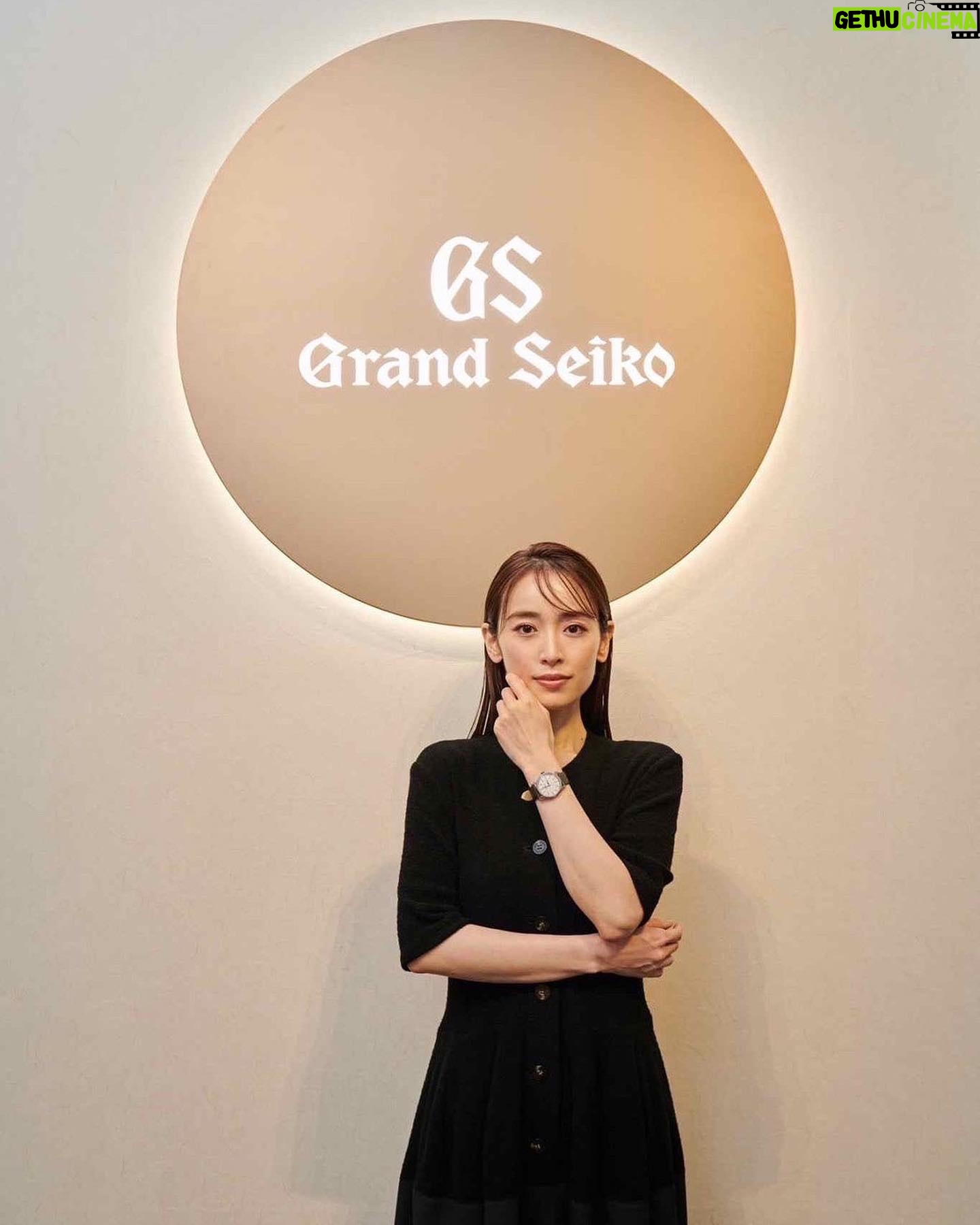 Rika Izumi Instagram - グランドセイコーのクラフトマンシップや革新性を「五感」を通じて体感できる限定イベント"ALIVE IN TIME through the FIVE SENSES"へ💫 味覚・嗅覚エリアでは、傳の長谷川シェフとKOFFEEMAMEYA Kakeruの國友さんのタッグが、和食とコーヒーが融合した今までにない未知の味の体験を提供してくださいました。 着用している腕時計は、どんな装いにも合う美しい佇まいの白い文字盤のクラシックモデル。レザーの付け心地も良く、スムーズに動く秒針を眺めていると幸せな気持ちになれました。 #grandseiko #グランドセイコー #aliveintime #grandseiko5senses #pr