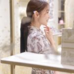 Rika Izumi Instagram - 光り輝く豪華なDiorのホリデーポップアップ✨ バタフライをあしらったドレスを着て、 美しいイルミネーションの中でクリスマス気分に浸らせていただきました🦋 2024年クルーズコレクションのテーマでもあるバタフライが装飾された店内には、新作アイテムやクリスマスアイテムが並んでいました。 12/25まで開催されています🎄 @Dior #DiorCruise #ディオールホリデーポップアップ #ディオールファインジュエリー#PR