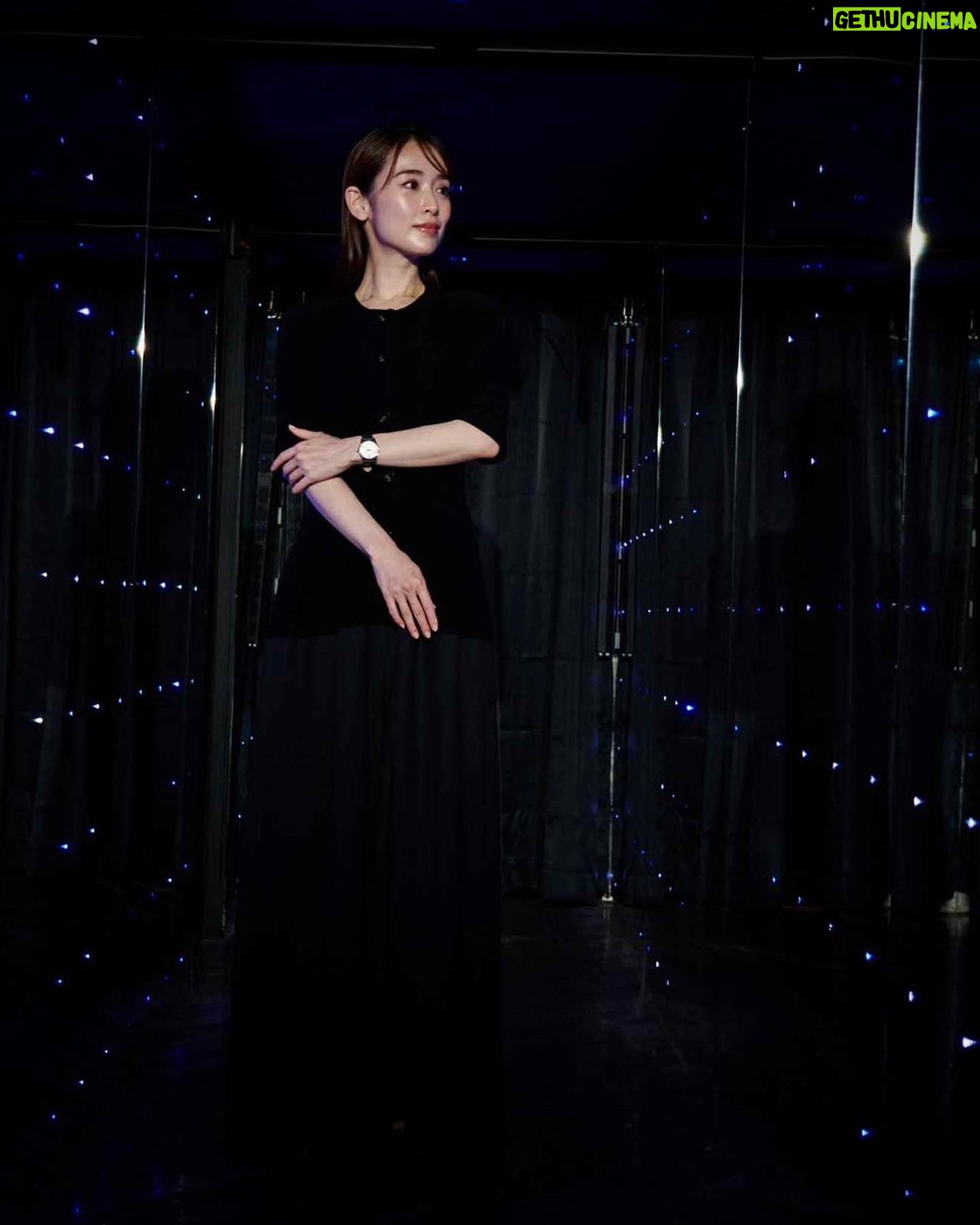 Rika Izumi Instagram - グランドセイコーのクラフトマンシップや革新性を「五感」を通じて体感できる限定イベント"ALIVE IN TIME through the FIVE SENSES"へ💫 味覚・嗅覚エリアでは、傳の長谷川シェフとKOFFEEMAMEYA Kakeruの國友さんのタッグが、和食とコーヒーが融合した今までにない未知の味の体験を提供してくださいました。 着用している腕時計は、どんな装いにも合う美しい佇まいの白い文字盤のクラシックモデル。レザーの付け心地も良く、スムーズに動く秒針を眺めていると幸せな気持ちになれました。 #grandseiko #グランドセイコー #aliveintime #grandseiko5senses #pr