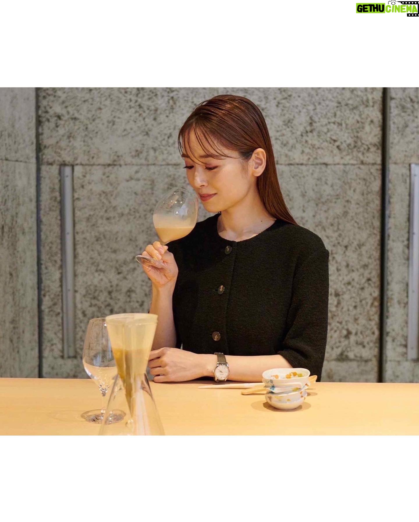 Rika Izumi Instagram - グランドセイコーのクラフトマンシップや革新性を「五感」を通じて体感できる限定イベント"ALIVE IN TIME through the FIVE SENSES"へ💫 味覚・嗅覚エリアでは、傳の長谷川シェフとKOFFEEMAMEYA Kakeruの國友さんのタッグが、和食とコーヒーが融合した今までにない未知の味の体験を提供してくださいました。 着用している腕時計は、どんな装いにも合う美しい佇まいの白い文字盤のクラシックモデル。レザーの付け心地も良く、スムーズに動く秒針を眺めていると幸せな気持ちになれました。 #grandseiko #グランドセイコー #aliveintime #grandseiko5senses #pr