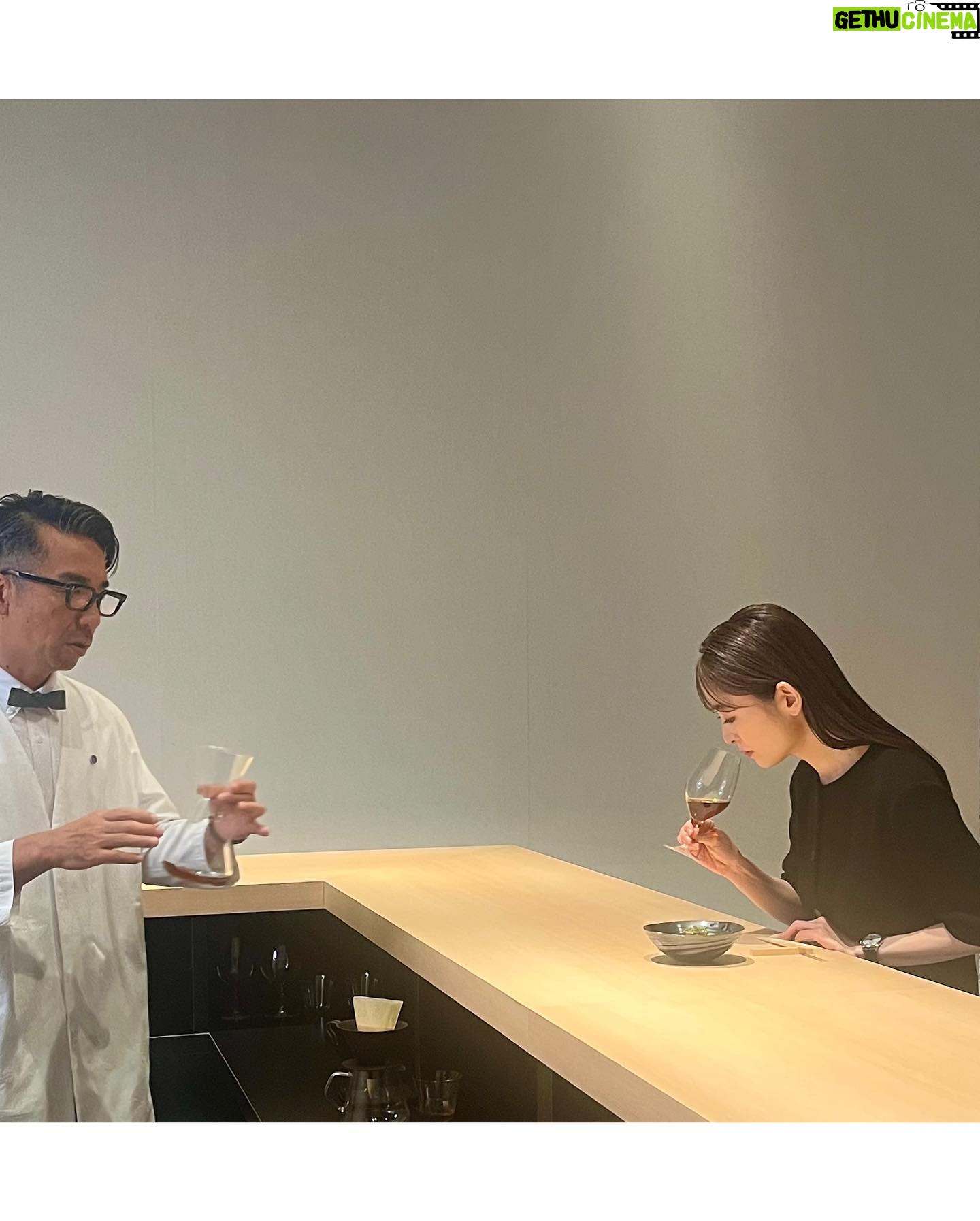 Rika Izumi Instagram - グランドセイコーのクラフトマンシップや革新性を「五感」を通じて体感できる限定イベント"ALIVE IN TIME through the FIVE SENSES"へ💫 味覚・嗅覚エリアでは、傳の長谷川シェフとKOFFEEMAMEYA Kakeruの國友さんのタッグが、和食とコーヒーが融合した今までにない未知の味の体験を提供してくださいました。 着用している腕時計は、どんな装いにも合う美しい佇まいの白い文字盤のクラシックモデル。レザーの付け心地も良く、スムーズに動く秒針を眺めていると幸せな気持ちになれました。 #grandseiko #グランドセイコー #aliveintime #grandseiko5senses #pr