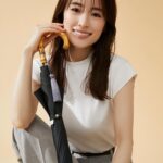 Rika Izumi Instagram - 完全遮光日傘「UVO」のイメージモデルをさせていただいています。 これからの季節に欠かせない日傘⛱️ 長く外にいるときは大きめの傘を、 持ち運ぶことが多い日は、折りたたむとミニサイズになるコンパクトな日傘と、 その日に合わせて選んで使っています。 晴れの日も、雨の日も季節を問わず使える機能性に 豊富なデザインがあるUVOの傘、 ぜひチェックしてみてください☀️ @uvo_official #UVO#ウーボ#日傘