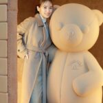 Rika Izumi Instagram - MaxMaraのアイコンコート「テディベア コート」の誕生10周年‼︎ 六本木ヒルズアリーナの"Teddy TEN Park"へ行ってきました🧸 くまのコットンキャンディやクレーンゲーム、スケートが楽しめるキュートな広場を堪能したあとは、 テディベアコートが並ぶPOPUPへ🧸🧸 とても可愛い空間でした。 皆様もぜひ🌟 @maxmara #MaxMaraTeddyTen #MaxMara #PR