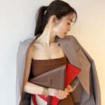 Rika Izumi Instagram - FENDI 2024年春夏ウィメンズコレクションが2月8日より発売されます。 ローマの自由なムードがテーマのコレクション 帯のようなパネルデザインが素敵でした。 #FendiSS24#PR @fendi @mrkimjones @silviaventurinifendi @delfinadelettrez