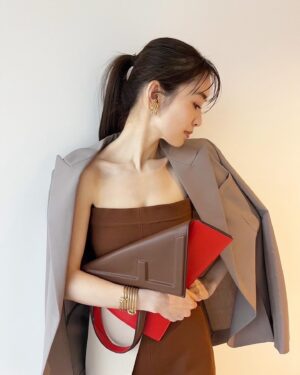 Rika Izumi Instagram - FENDI 2024年春夏ウィメンズコレクションが2月8日より発売されます。
ローマの自由なムードがテーマのコレクション
帯のようなパネルデザインが素敵でした。

#FendiSS24#PR
@fendi
@mrkimjones
@silviaventurinifendi 
@delfinadelettrez