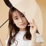 Rika Izumi Instagram - 完全遮光日傘「UVO」のイメージモデルをさせていただいています。 これからの季節に欠かせない日傘⛱️ 長く外にいるときは大きめの傘を、 持ち運ぶことが多い日は、折りたたむとミニサイズになるコンパクトな日傘と、 その日に合わせて選んで使っています。 晴れの日も、雨の日も季節を問わず使える機能性に 豊富なデザインがあるUVOの傘、 ぜひチェックしてみてください☀️ @uvo_official #UVO#ウーボ#日傘