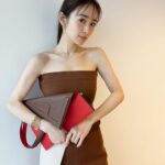 Rika Izumi Instagram - FENDI 2024年春夏ウィメンズコレクションが2月8日より発売されます。 ローマの自由なムードがテーマのコレクション 帯のようなパネルデザインが素敵でした。 #FendiSS24#PR @fendi @mrkimjones @silviaventurinifendi @delfinadelettrez