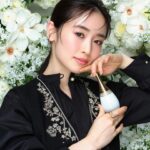Rika Izumi Instagram - 花と水から生まれたウォーターベース フレグランス 「ジャドール パルファン ドー」から ジャドール ボディケアコレクションが4月5日誕生🦋 纏った瞬間に広がるジャドールの柔らかい花々の香り。 アルコールフリーで花本来のフレッシュな香りが溢れます。 ボディミルクは92％が自然由来の成分でみずみずしいテクスチャー、 そして、シルクのような泡だちのシャワージェルは至福のバスタイムへ導いてくれそう🫧 ジャドールの花々の豊かな香りに包み込まれるコレクションです✨ @diorbeauty @dior #ジャドール #DiorJoaillerie #SUPPORTEDBYDIOR