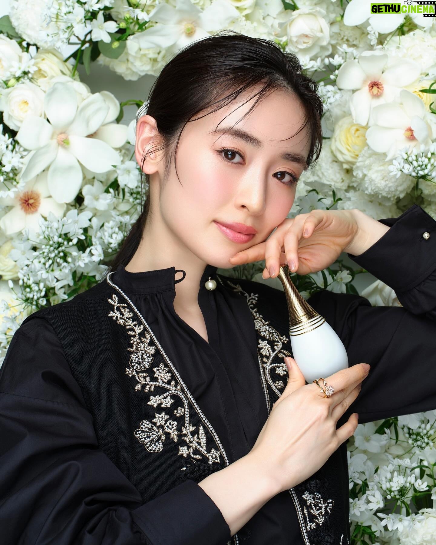 Rika Izumi Instagram - 花と水から生まれたウォーターベース フレグランス 「ジャドール パルファン ドー」から ジャドール ボディケアコレクションが4月5日誕生🦋 纏った瞬間に広がるジャドールの柔らかい花々の香り。 アルコールフリーで花本来のフレッシュな香りが溢れます。 ボディミルクは92%が自然由来の成分でみずみずしいテクスチャー、 そして、シルクのような泡だちのシャワージェルは至福のバスタイムへ導いてくれそう🫧 ジャドールの花々の豊かな香りに包み込まれるコレクションです✨ @diorbeauty @dior #ジャドール #DiorJoaillerie #SUPPORTEDBYDIOR