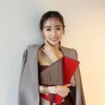 Rika Izumi Instagram - FENDI 2024年春夏ウィメンズコレクションが2月8日より発売されます。 ローマの自由なムードがテーマのコレクション 帯のようなパネルデザインが素敵でした。 #FendiSS24#PR @fendi @mrkimjones @silviaventurinifendi @delfinadelettrez