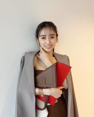 Rika Izumi Instagram - FENDI 2024年春夏ウィメンズコレクションが2月8日より発売されます。
ローマの自由なムードがテーマのコレクション
帯のようなパネルデザインが素敵でした。

#FendiSS24#PR
@fendi
@mrkimjones
@silviaventurinifendi 
@delfinadelettrez