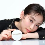Rika Izumi Instagram - 花と水から生まれたウォーターベース フレグランス 「ジャドール パルファン ドー」から ジャドール ボディケアコレクションが4月5日誕生🦋 纏った瞬間に広がるジャドールの柔らかい花々の香り。 アルコールフリーで花本来のフレッシュな香りが溢れます。 ボディミルクは92％が自然由来の成分でみずみずしいテクスチャー、 そして、シルクのような泡だちのシャワージェルは至福のバスタイムへ導いてくれそう🫧 ジャドールの花々の豊かな香りに包み込まれるコレクションです✨ @diorbeauty @dior #ジャドール #DiorJoaillerie #SUPPORTEDBYDIOR