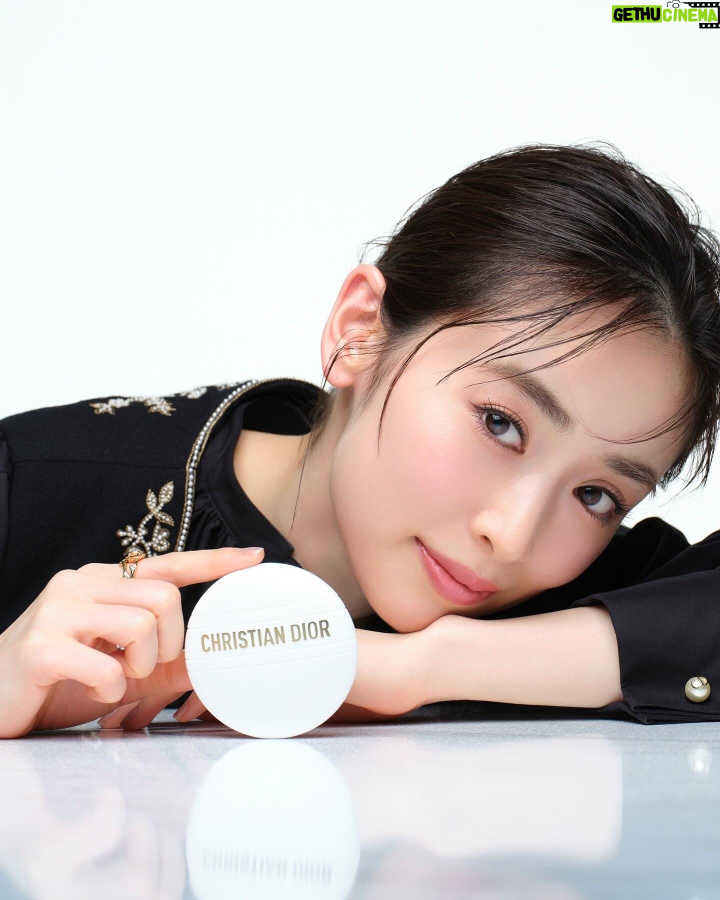 Rika Izumi Instagram - 花と水から生まれたウォーターベース フレグランス 「ジャドール パルファン ドー」から ジャドール ボディケアコレクションが4月5日誕生🦋 纏った瞬間に広がるジャドールの柔らかい花々の香り。 アルコールフリーで花本来のフレッシュな香りが溢れます。 ボディミルクは92%が自然由来の成分でみずみずしいテクスチャー、 そして、シルクのような泡だちのシャワージェルは至福のバスタイムへ導いてくれそう🫧 ジャドールの花々の豊かな香りに包み込まれるコレクションです✨ @diorbeauty @dior #ジャドール #DiorJoaillerie #SUPPORTEDBYDIOR