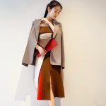 Rika Izumi Instagram - FENDI 2024年春夏ウィメンズコレクションが2月8日より発売されます。 ローマの自由なムードがテーマのコレクション 帯のようなパネルデザインが素敵でした。 #FendiSS24#PR @fendi @mrkimjones @silviaventurinifendi @delfinadelettrez
