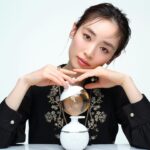 Rika Izumi Instagram - 花と水から生まれたウォーターベース フレグランス 「ジャドール パルファン ドー」から ジャドール ボディケアコレクションが4月5日誕生🦋 纏った瞬間に広がるジャドールの柔らかい花々の香り。 アルコールフリーで花本来のフレッシュな香りが溢れます。 ボディミルクは92％が自然由来の成分でみずみずしいテクスチャー、 そして、シルクのような泡だちのシャワージェルは至福のバスタイムへ導いてくれそう🫧 ジャドールの花々の豊かな香りに包み込まれるコレクションです✨ @diorbeauty @dior #ジャドール #DiorJoaillerie #SUPPORTEDBYDIOR
