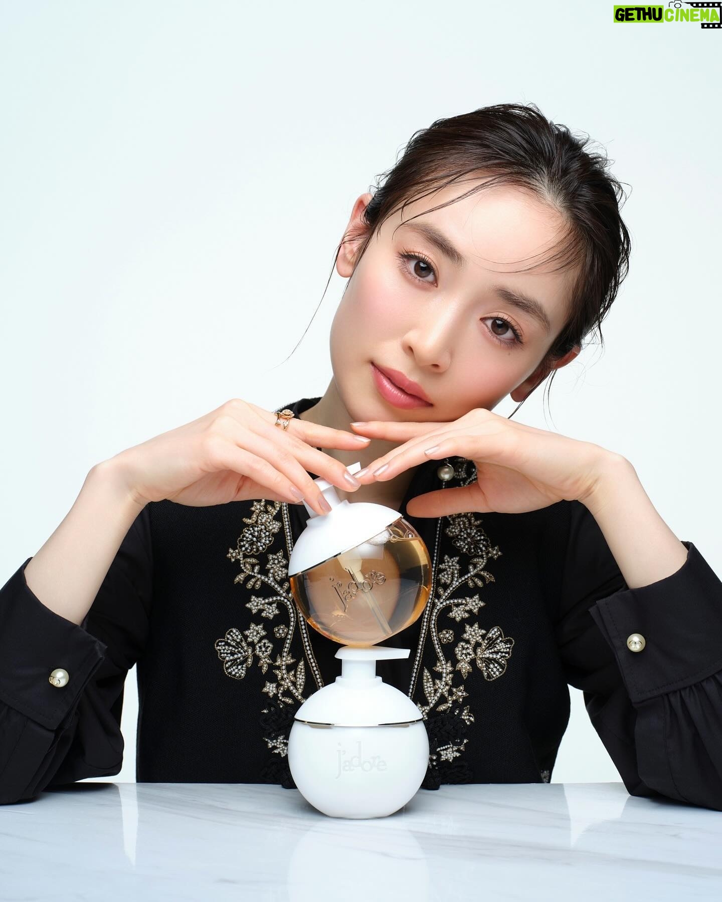 Rika Izumi Instagram - 花と水から生まれたウォーターベース フレグランス 「ジャドール パルファン ドー」から ジャドール ボディケアコレクションが4月5日誕生🦋 纏った瞬間に広がるジャドールの柔らかい花々の香り。 アルコールフリーで花本来のフレッシュな香りが溢れます。 ボディミルクは92%が自然由来の成分でみずみずしいテクスチャー、 そして、シルクのような泡だちのシャワージェルは至福のバスタイムへ導いてくれそう🫧 ジャドールの花々の豊かな香りに包み込まれるコレクションです✨ @diorbeauty @dior #ジャドール #DiorJoaillerie #SUPPORTEDBYDIOR