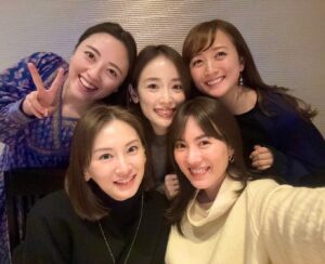 Rika Izumi Instagram - 2023年最後の月もみんなで集まって美優ちゃんの誕生日と忘年会💚
手作りスイーツや皆んなからのプレゼント交換もあって
楽しかったなぁ♡