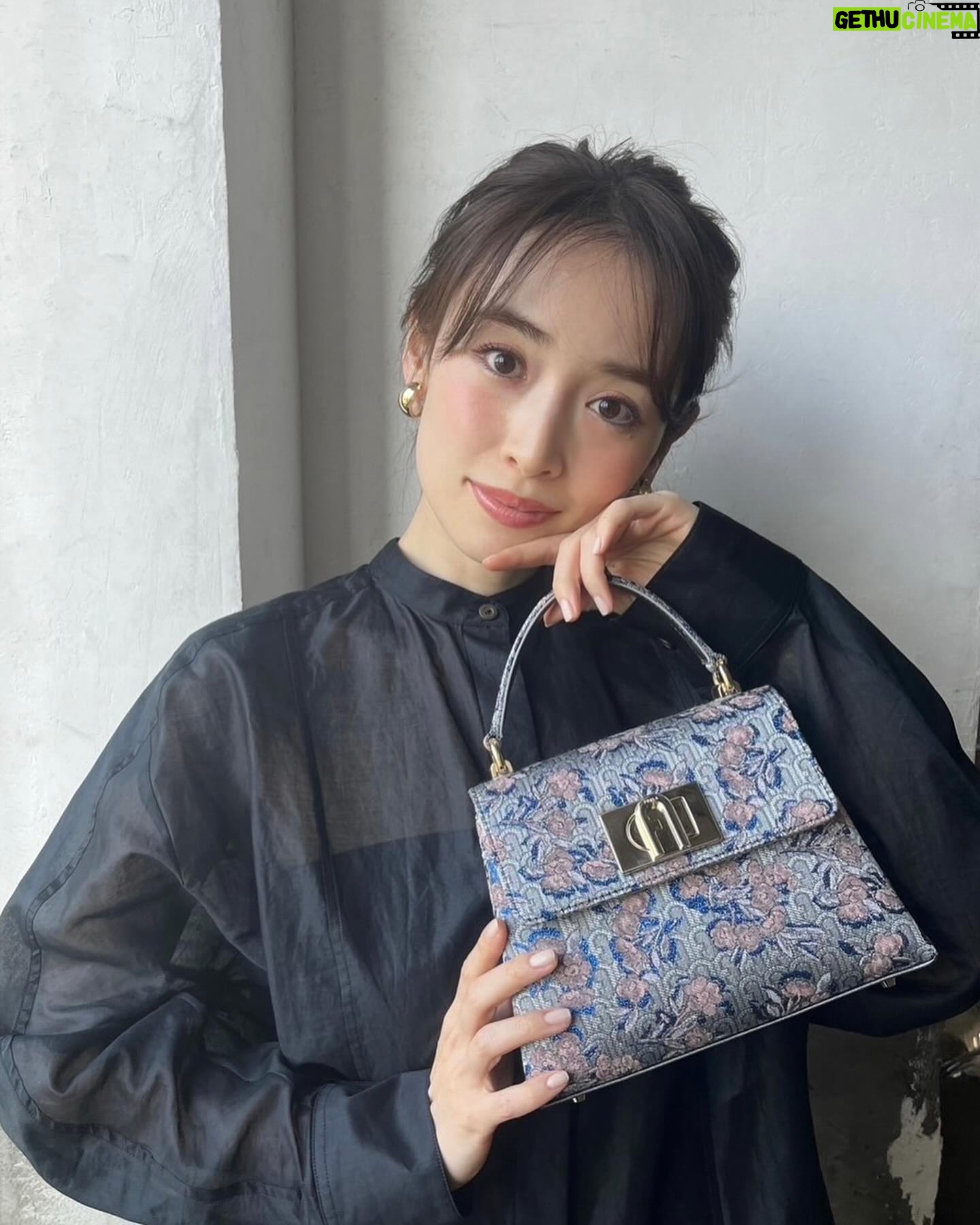 Rika Izumi Instagram - FURLA"CRUISE 2024" イタリアのルネッサンスからインスパイアされた 豪華なパターンのトップハンドルバッグが登場✨ メタリック素材のバッグはこれからのホリデー気分を盛り上げてくれそうです🎄 12/2は銀座店、12/10は阪急うめだ本店一階で ホリデー限定オリジナルレザータグへのペイントサービスも✨ぜひ☺︎ #ItalybByFurla #FURLACRUISE24 #PR