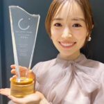 Rika Izumi Instagram - "2024トップカバーアワード ファッション部門" 栄誉ある賞を頂戴し、とても光栄に思います。 この受賞は応援してくださる読者の皆様、雑誌を作り上げるスタッフの皆様のお陰です。 私自身、昨年キャリア20年を迎えましたが、変わらず第一線でお仕事させていただきとても感謝しています。 これからもファッションやメイクを通じて皆様に沢山の情報をお届けしたいと思います。