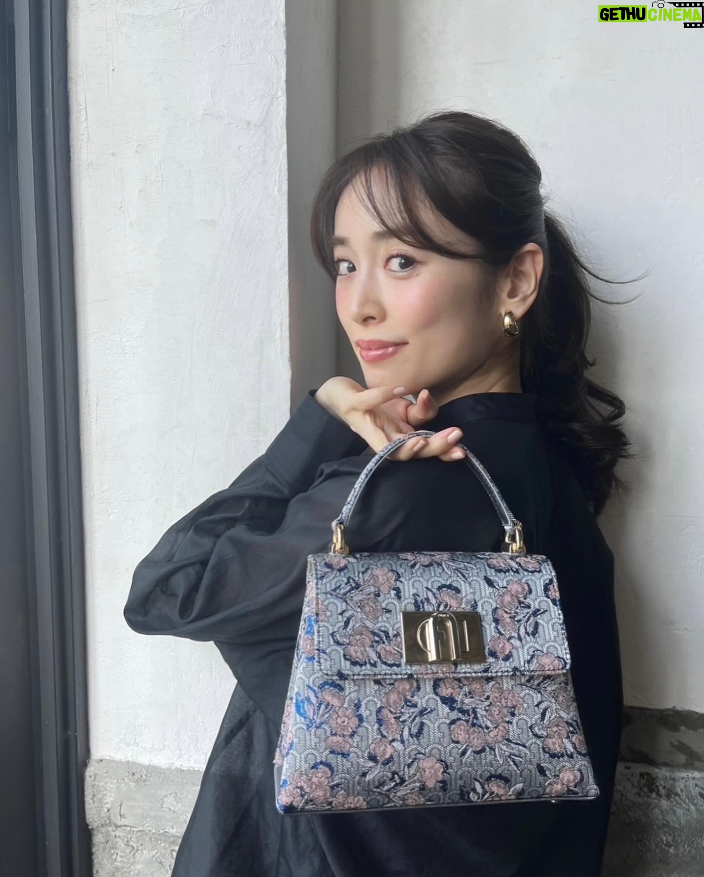 Rika Izumi Instagram - FURLA"CRUISE 2024" イタリアのルネッサンスからインスパイアされた 豪華なパターンのトップハンドルバッグが登場✨ メタリック素材のバッグはこれからのホリデー気分を盛り上げてくれそうです🎄 12/2は銀座店、12/10は阪急うめだ本店一階で ホリデー限定オリジナルレザータグへのペイントサービスも✨ぜひ☺︎ #ItalybByFurla #FURLACRUISE24 #PR