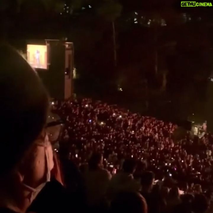 Riley Keough Instagram - @coldplay dedicated Yellow to my brother tonight at @wecansurvivela ❤️❤️❤️❤️❤️😭😭😭 I wasn’t ready for it but it was such a beautiful surprise. And me love you @dakotajohnson and credit and thank you to whoever captured this video 🙏