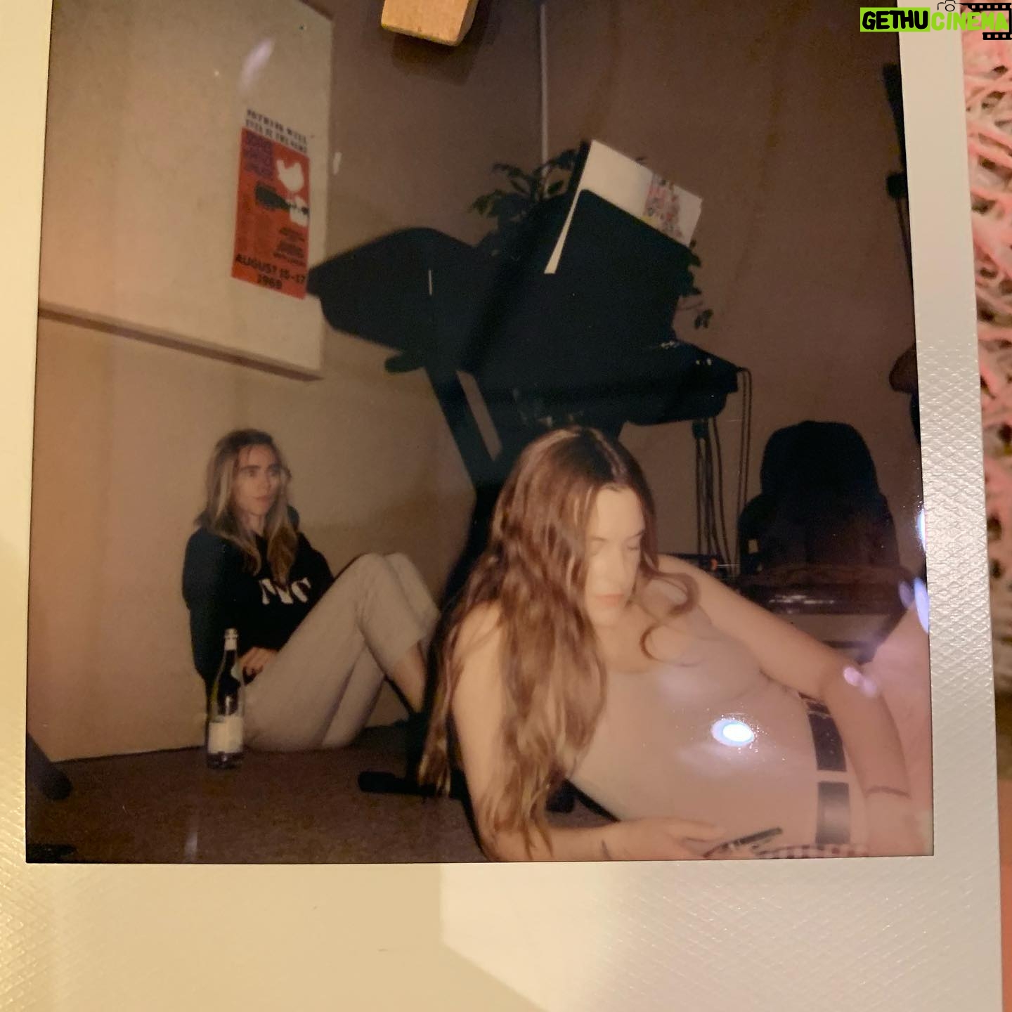 Riley Keough Instagram - The last week of this cycle . Thank you @blakemills @tonyberg1 @ryanhommel @rockmesamadeus @malcolmmcrae @kane_ritchotte @evanvidar @josephlorge and Frankie @whirlygirlmusic for turning us in to a band. @daisyjonesandthesix