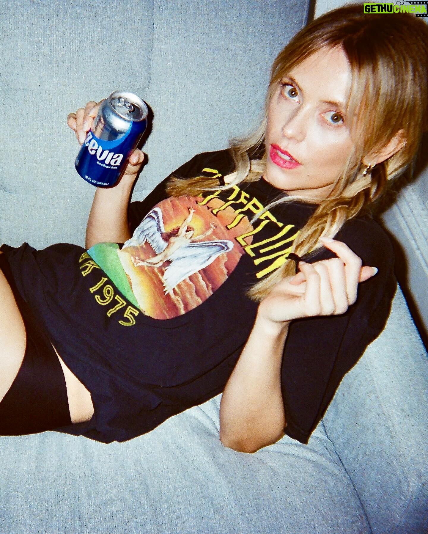Riley Voelkel Instagram - Thank you @the.baremag and @tina_turnbow for the best day togetherđź’‹ read the full article at thebaremagazine.com #barebeauty #onfilm #rileyvoelkel #hightown #revolve #queensofarchive #allsaints #welovecoco @marquepr