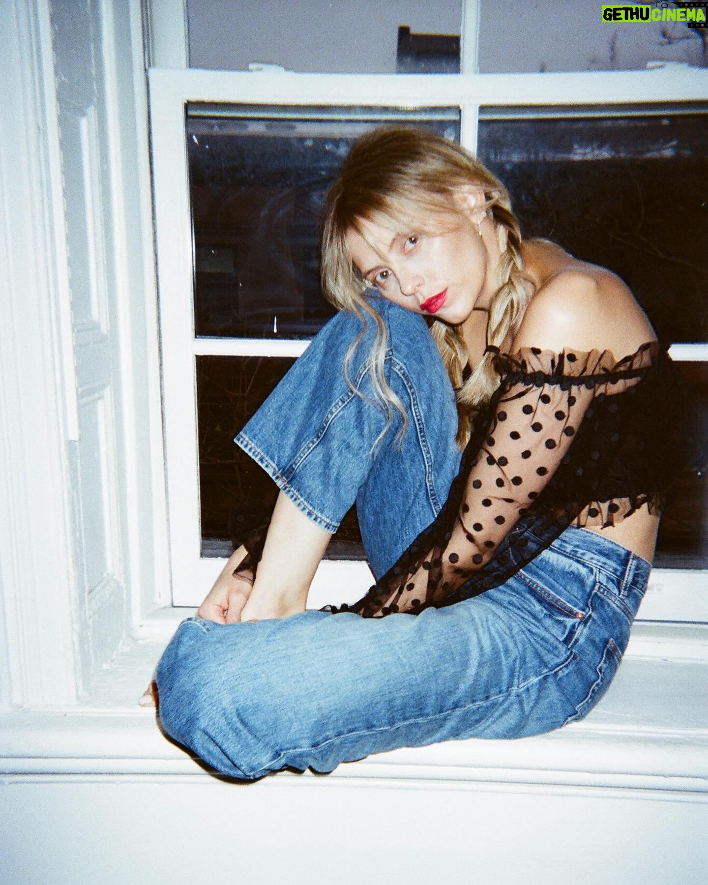 Riley Voelkel Instagram - Thank you @the.baremag and @tina_turnbow for the best day togetherđź’‹ read the full article at thebaremagazine.com #barebeauty #onfilm #rileyvoelkel #hightown #revolve #queensofarchive #allsaints #welovecoco @marquepr