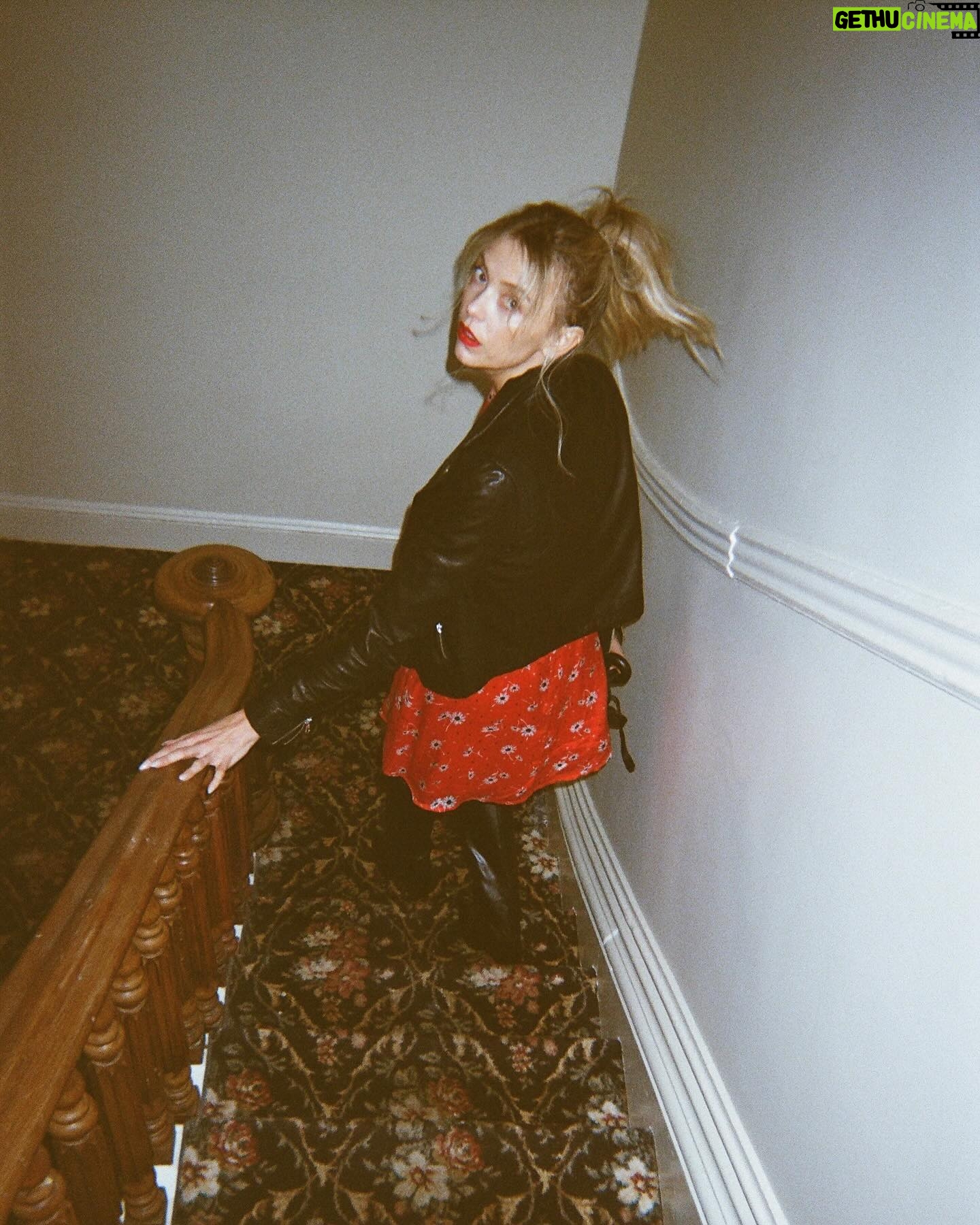 Riley Voelkel Instagram - Thank you @the.baremag and @tina_turnbow for the best day togetherđź’‹ read the full article at thebaremagazine.com #barebeauty #onfilm #rileyvoelkel #hightown #revolve #queensofarchive #allsaints #welovecoco @marquepr