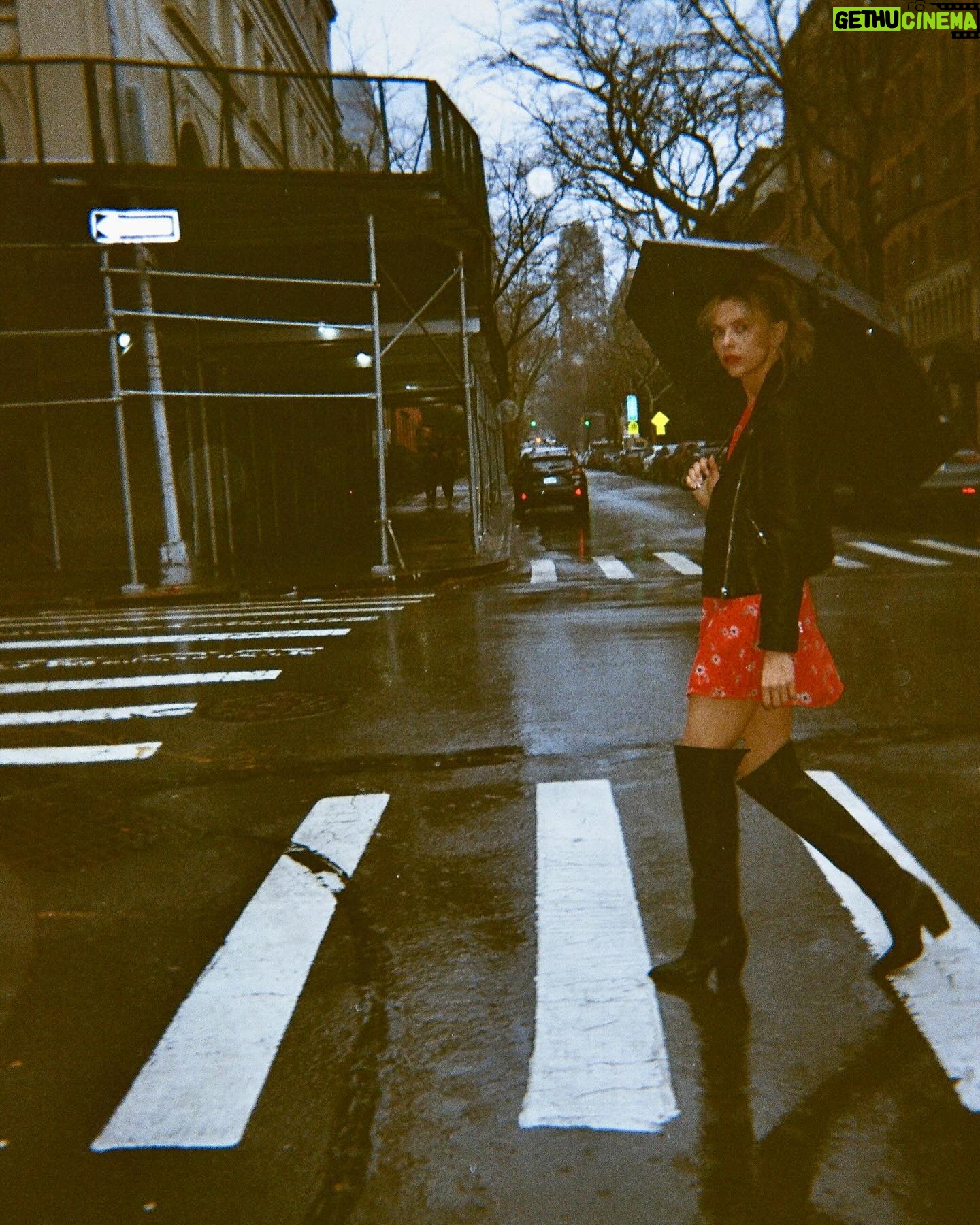 Riley Voelkel Instagram - Thank you @the.baremag and @tina_turnbow for the best day togetherđź’‹ read the full article at thebaremagazine.com #barebeauty #onfilm #rileyvoelkel #hightown #revolve #queensofarchive #allsaints #welovecoco @marquepr