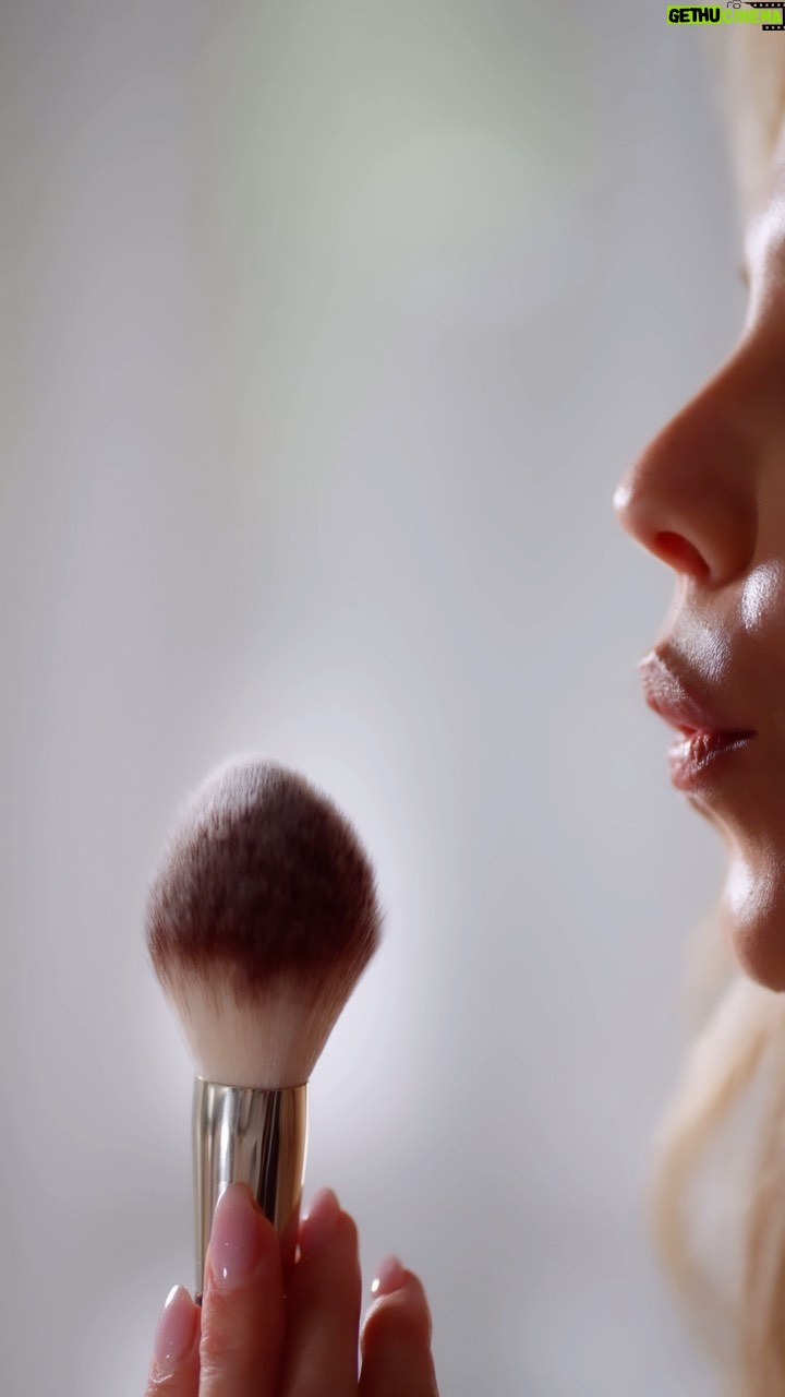 Riley Voelkel Instagram - On my list of favorite things @thebkbeauty makeup brushes are the softest best blending brushes I’ve ever owned! Get yours at the link in my bio! 💋 #makeup #makeupbrushes #makeuptips #grwm #holidaygifts Shot by @mike.c.robertson
