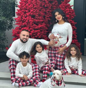 Rima Fakih Instagram - Lord, in this holy season of prayer and song and laughter, we praise you for the great wonders you have sent us. عيد ميلاد مَجيدكُلّ عام وَأَنْتُم بِخَيْر 🙏🏽🎄 عائلة صليبي