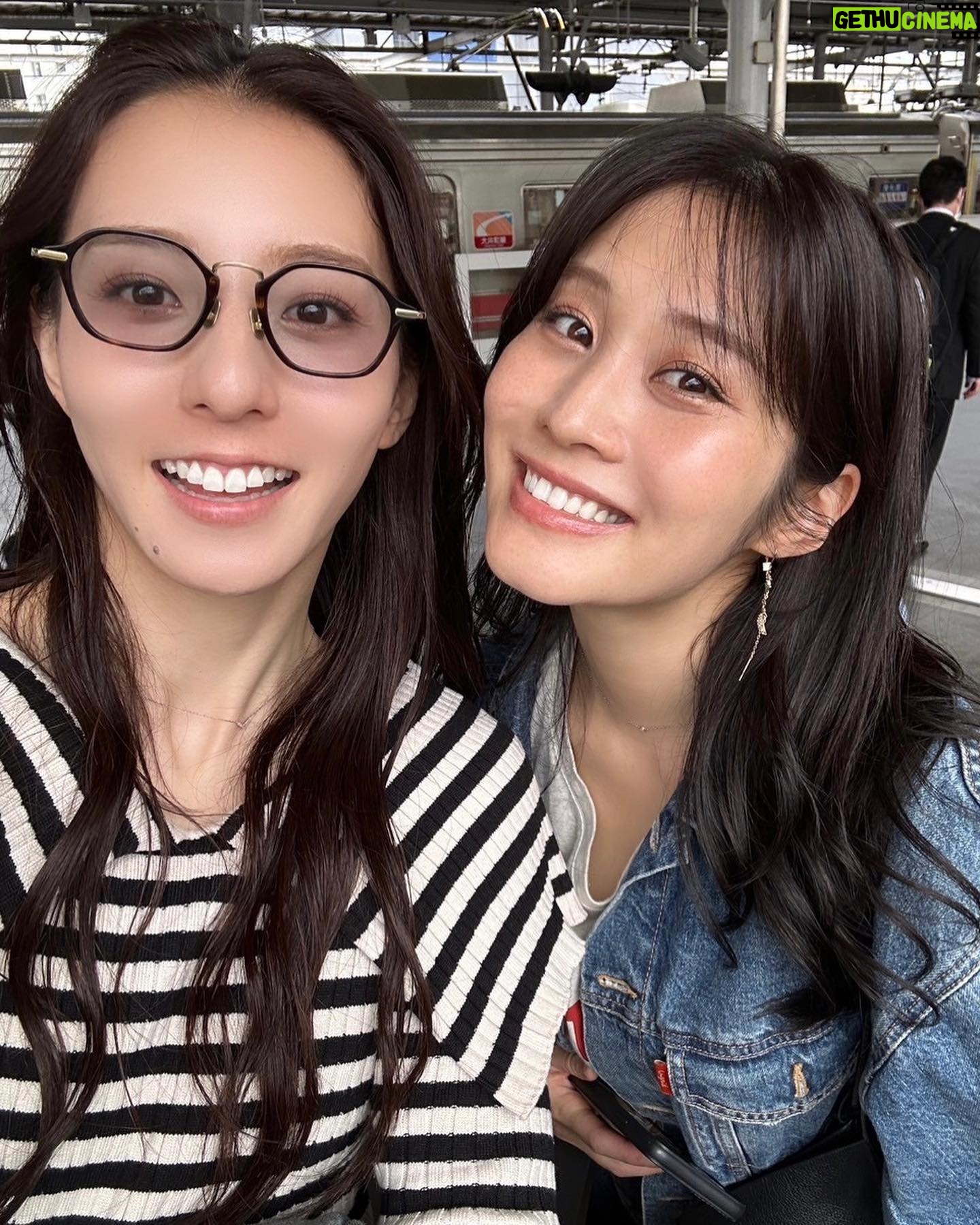 Rin Takahashi Instagram - 今日は大好きな華音のお誕生日🎂✨ @miyahara_kanon おめでとう🎉💓 昨日に引き続き本日も一緒に過ごしてもらい幸せです🫶 昨日は遠出してお寺に行って、今日は神社に行って同じタイミングで御朱印帳がいっぱいになったので新しい御朱印帳を買いました🌸 そのあとお買い物して焼肉食べてとっても充実して楽しかった✨ 2人でデジカメ片手にたくさん写真撮ったのでまた載せていきますね🫣 華音と出会えてよかった🥰 華音にとって素敵な1年になりますように🫶 だーーーいすきです🧡