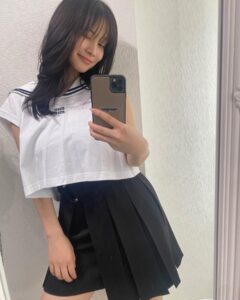 Rin Takahashi Instagram - 今日は撮影📷🌸 制服だ〜！！ってストーリーでたくさん反応頂いたのですが、実は制服ではないです🤫✨でも制服ぽいですよね😳