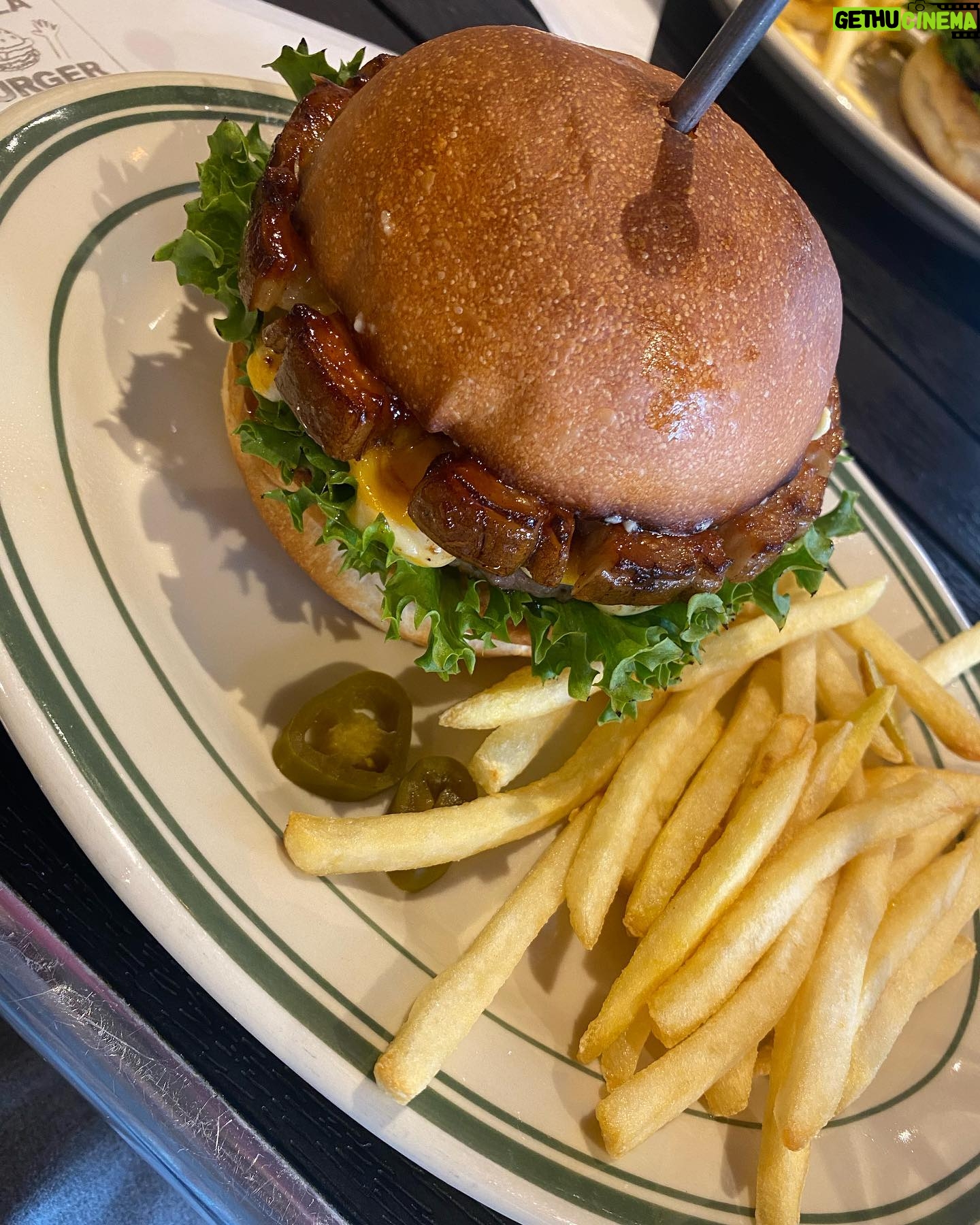 Rin Takahashi Instagram - C3PO(兄)がお仕事のお休みをとって東京に遊びに来てくれました🗼✨ C3POが行きたい食べ物屋さんを巡って美味しいものたくさん食べました🍔今日で全部制覇できたよ! 食べすぎたからお散歩しよう!って毎晩歩いてるけど2人とも日に日に太っていく😂でも美味しいもの食べるって幸せだよね😋 C3POが新潟帰ったらダイエットします🏃♀️笑 なんでC3POなんですか?って質問を頂くのですが、動きと顔が私の中でC3POに似てると思ったからそう呼んでます😂🤖 秋葉原が一番楽しかった!また東京来たいと言ってもらえて、C3POの東京旅は大成功です☀️🗼