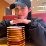 Rin Takahashi Instagram - 撮影会終わりにスシロー🍣 かのんが付き合ってくれたよ🍣 茶碗蒸しもデザートもたくさん食べたしまだお腹減ってるし食欲旺盛期みたいです🔥 わさび隠そうとしてこのポーズしたのに全然隠れてなかった🥹