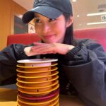 Rin Takahashi Instagram - 撮影会終わりにスシロー🍣 かのんが付き合ってくれたよ🍣 茶碗蒸しもデザートもたくさん食べたしまだお腹減ってるし食欲旺盛期みたいです🔥 わさび隠そうとしてこのポーズしたのに全然隠れてなかった🥹
