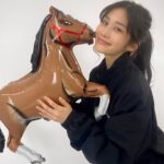 Rin Takahashi Instagram - 東京Lilyさんありがとうございました❤️ 雨でお足元悪い中、たくさんの方にいらして頂き嬉しかったです✨☔️ 今日は冷えていたのでゆっくり温まってください🥹 みんなとたくさんお話しできてたくさんお写真撮って頂いて楽しかったです🥰 たくさんの差し入れもありがとうございました✨ 少し遅れてしまいましたが、バレンタインのお菓子も渡せてよかったです🍪✨ 次回は3月10日（日曜日）です💓 皆様にお会いできますこと楽しみにしております✨ 東京Lilyさんにもたくさんお馬さんがいらっしゃって幸せでした🤤🐎 いつも素敵なセットありがとうございます💙