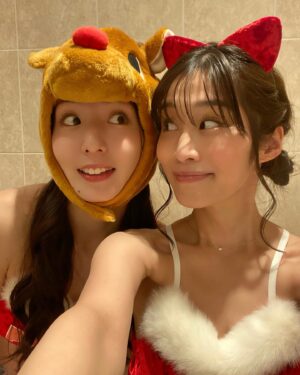 Rin Takahashi Instagram - #ABEMA presents #RISE_ELDRD 2024
ご来場頂いた皆様、ABEMAにてご視聴頂いた皆様ありがとうございました🙇‍♀️❤️‍🔥
長くなりそうですが、最後まで読んで頂けたら嬉しいです🌸

年間最大のビッグマッチ #RISE_ELDRD 2024 🥊✨🔥
#K1vsRISE 対抗戦もあり白熱する試合もあり大盛り上がりでしたね❤️‍🔥
K.Oやダウン、激しい打ち合いもあり見入ってしまいました👀
命をかけて戦われている選手の皆様には尊敬の気持ちでいっぱいです。
今後の試合もとても楽しみです！！
そして、明日はK-1の大会でもK-1 VS RISEの対抗戦が行われます🥊❤️‍🔥
選手の皆様の応援、よろしくお願い致します🙇‍♀️✨
もちろん私も全力で応援させて頂きます🔥
RISEの選手の皆様の試合や対抗戦や他団体の選手の皆様との試合も楽しくて、盛り上がっていくRISEから今後も目が離せませんね👀✨

今大会でのオープニング映像、愛が詰まっていてとても感動しました😢
これからもRISEを見守ってくださっていると思いますし、きっと届いていると思います✨
これからもずっとずっと大好きです。

そして今大会でわたしはRISEのラウンドガールを卒業させて頂きました🙇‍♀️
3年間大変お世話になりました🌸
リング上でお花を頂き、挨拶させて頂く機会も頂きありがとうございました✨

RISEのラウンドガールをする前から格闘技が好きでした。
でもRISEでラウンドガールをして毎大会生で観戦することができて、
たくさんの選手の皆様を知ることができて
気が付いたらRISEの選手の皆様を応援していて、
格闘技がもっともっと大好きになっていました🌸
会場でお客様と熱い空気を一緒に味わえて感動を味わえて嬉しかったです✨
RISEのお客様や関係者の皆様にも本当に温かく接して頂けて、すごく素敵な環境で毎大会ラウンドガールをするのが楽しみでした🌼
早く大会の日にならないかなーと心から楽しみにしていました☺️

手を振って下さったりお写真を撮って下さったり、お声掛け頂いた皆様ありがとうございました🌸
皆様の優しく素敵な笑顔にいつも元気をもらっていました✨
今年度からは後楽園ホールでのサインボール投げイベントも復活して、より皆様と関わることができて嬉しかったです☺️🎾
これからはRISEファンとして会場に行きますので、見つけた際はぜひ声かけてください🥰
素敵な出会いにとても感謝しております✨

大好きなRISEでラウンドガールをすることができて本当に幸せでした。
ラウンドガールを継続する桜りんちゃん、ぽぽちゃん、七瀬ななちゃん、セラちゃんこれからも応援しています🥹💓
今回卒業する宮原華音ちゃん、大貫彩香ちゃん、霧島聖子ちゃんも大変お世話になりました🧡
ファンとして観戦に行きますのでその時は仲良くしてください🥹💓
新メンバーの皆様の発表も楽しみです🫣✨

そして2年間ペアをしてくれていた桜りんちゃん🌸
りんちゃんとペアで本当によかっです✨
3年間ご一緒できてとっても楽しかったです🥰
かけがえのない仲間とも出会うことができました✨

RISE関係の皆様、田沼さん、ちーころさん
ラウンドガールのこともたくさん愛してくださりありがとうございました😢💓

皆様と過ごさせて頂いた時間はとても楽しく温かい時間でした✨
ずっと忘れません🌼

RISE最高！！！！！！！！！これからもずっと大好きです❤️‍🔥

最後まで読んで頂きありがとうございました✨