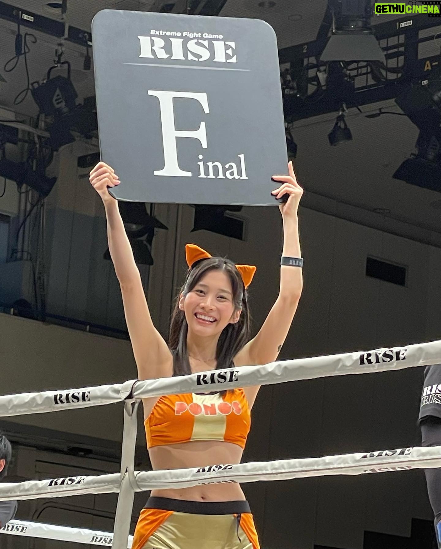 Rin Takahashi Instagram - #RISE176 ご来場頂いた皆様、ABEMAにてご視聴頂いた皆様ありがとうございました🙇♀️✨ 会場は満員🔥立ち見席のお客様もいらっしゃって、選手の皆様を応援するたくさんの声援もあり盛り上がっておりました🥊 そして今大会は記念すべき #RISE旗揚げ記念日 でもありました❤️🔥 白熱する打ち合いに終始見入ってしまいました👀 メインは数島大陸選手とクンスック・ペッティンディーアカデミー選手の試合! 延長戦まで激しい打ち合いが続きました…!! 数島大陸選手勝利おめでとうございます🏅✨🔥 手を振って下さったりお声かけ頂いた皆様、そして素敵なお写真を撮って下さった皆様ありがとうございました🥰 ボール投げもとても楽しかったです✨ 次の大会は3月17日ABEMA presents RISE ELDORADO 2024in東京体育館です🥊 この大会で、R-1SE Force2023でのラウンドガールの活動は最後となります🙇♀️ 皆様にお会いできますこと心から楽しみにしております❤️🔥