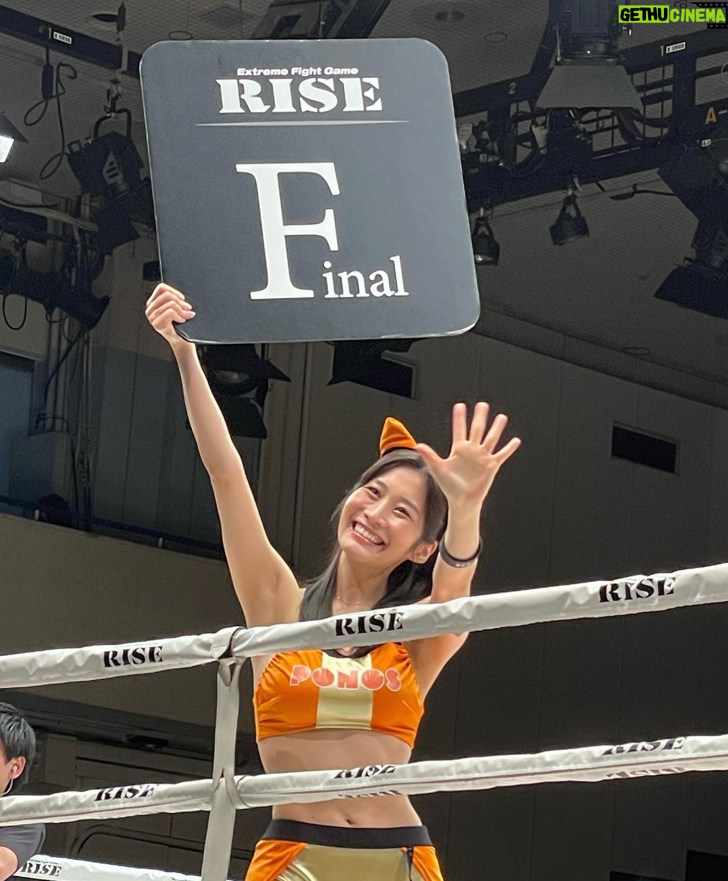 Rin Takahashi Instagram - #RISE176 ご来場頂いた皆様、ABEMAにてご視聴頂いた皆様ありがとうございました🙇♀️✨ 会場は満員🔥立ち見席のお客様もいらっしゃって、選手の皆様を応援するたくさんの声援もあり盛り上がっておりました🥊 そして今大会は記念すべき #RISE旗揚げ記念日 でもありました❤️🔥 白熱する打ち合いに終始見入ってしまいました👀 メインは数島大陸選手とクンスック・ペッティンディーアカデミー選手の試合! 延長戦まで激しい打ち合いが続きました…!! 数島大陸選手勝利おめでとうございます🏅✨🔥 手を振って下さったりお声かけ頂いた皆様、そして素敵なお写真を撮って下さった皆様ありがとうございました🥰 ボール投げもとても楽しかったです✨ 次の大会は3月17日ABEMA presents RISE ELDORADO 2024in東京体育館です🥊 この大会で、R-1SE Force2023でのラウンドガールの活動は最後となります🙇♀️ 皆様にお会いできますこと心から楽しみにしております❤️🔥